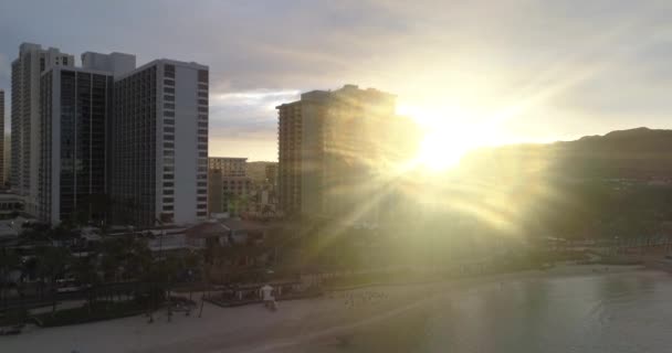 Sunrise Beach Waikiki üzerinde — Stok video