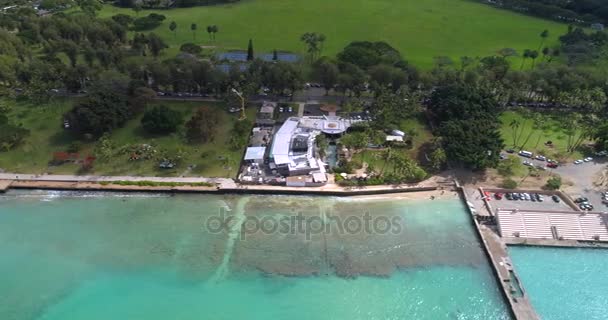 Aerial video of the War Memorial Natatorium Waikiki Hawaii — Stock Video