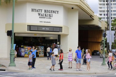 Bir kavşak Waikiki Beach üzerinde turist