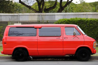 Sokakta kırmızı van