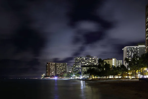 Imagem noturna Waikiki Beach Hawaii — Fotografia de Stock