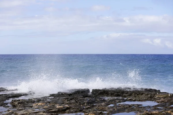 Des vagues hawaïennes s'écrasent sur la jetée — Photo