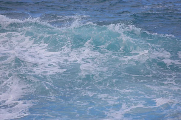 Wody oceanu fale rozpryskiwania — Zdjęcie stockowe