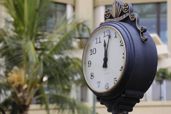 하와이 와이키키 해변에 오래 된 시계 — 스톡 사진