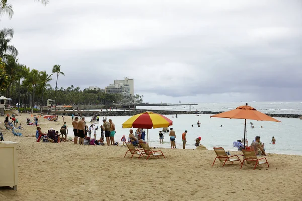 Tourists on Waikiki Beach Hawaii — Stock Photo, Image