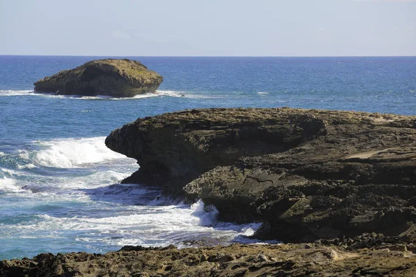 Paisagem rupestre ao largo de Oahu Hawaii Laie Waypoint — Fotografia de Stock