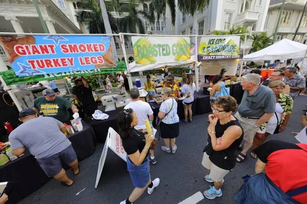 Ulicy Honolulu festiwalu na Kalakaua Avenue — Zdjęcie stockowe