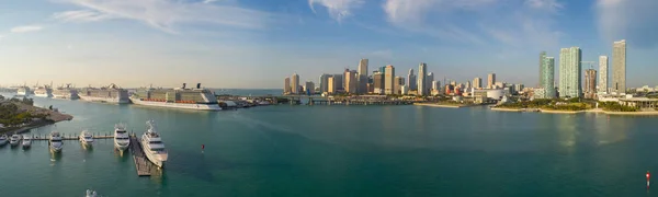 航空影像的迈阿密市区和端口 — 图库照片