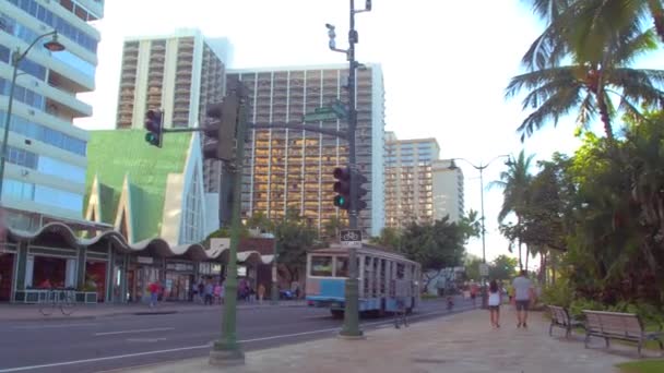 Vida de dia em ruas de Waikiki — Vídeo de Stock