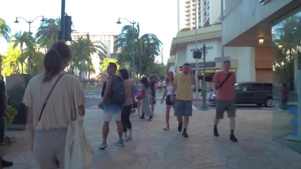 Vida de dia em ruas de Waikiki — Vídeo de Stock