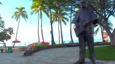 Waikiki Beach üzerinde oturan insanlar
