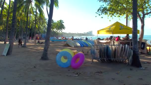 Persone che riposano sulla spiaggia di Waikiki — Video Stock