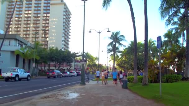 Vida de día en las calles de Waikiki — Vídeos de Stock