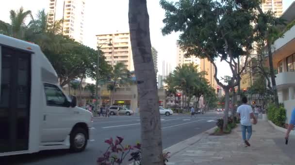Nap az élet a Waikiki utcáin — Stock videók
