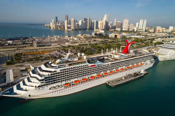 Lager bild av kryssning fartyg på Port Miami — Stockfoto