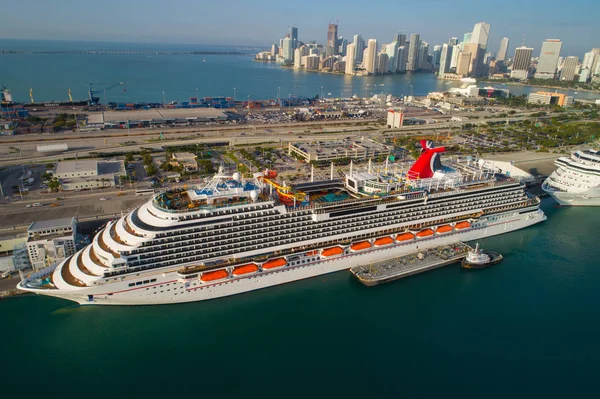 Image de stock de bateaux de croisière à Port Miami — Photo