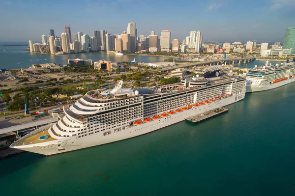 Imagem de stock dos navios de cruzeiro em Port Miami — Fotografia de Stock