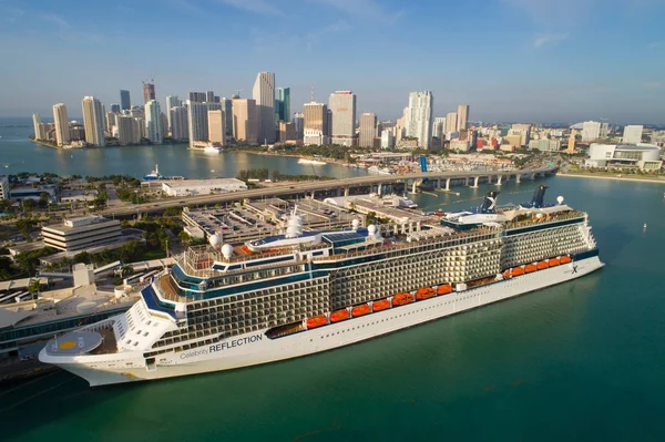 Imagem de stock dos navios de cruzeiro em Port Miami — Fotografia de Stock