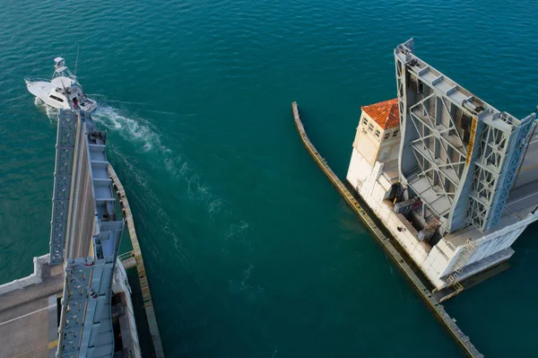 Barco passando debaixo de uma ponte — Fotografia de Stock