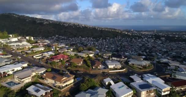 Aerial video of mountainside homes in Honolulu — Stock Video