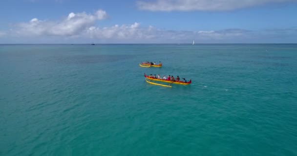 Reverse aerial video outrigger canoe race Hawaii — Stock Video