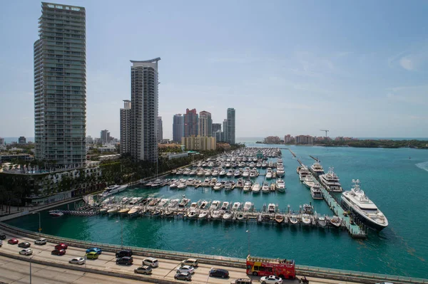 Miami Beach condominiums on Biscayne Bay — Stock Photo, Image