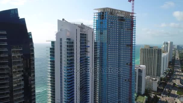 Luchtfoto video beachfront gebouwen Sunny Isles Florida — Stockvideo