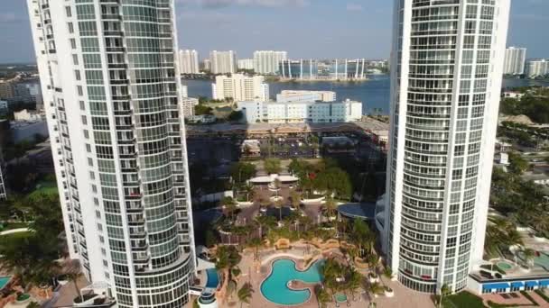 Vídeo aéreo Trump Towers junto a la playa — Vídeos de Stock