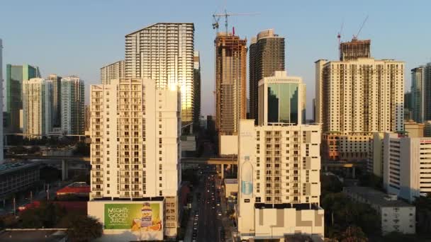 Alacakaranlıkta Brickell şehrin havadan görüntüleri — Stok video