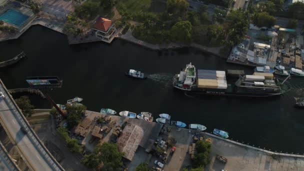 Vidéo aérienne d'un cargo dans la rivière Miami — Video
