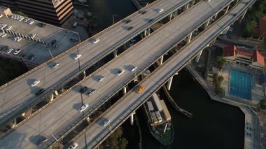 Kargo gemisi bir otoban altında