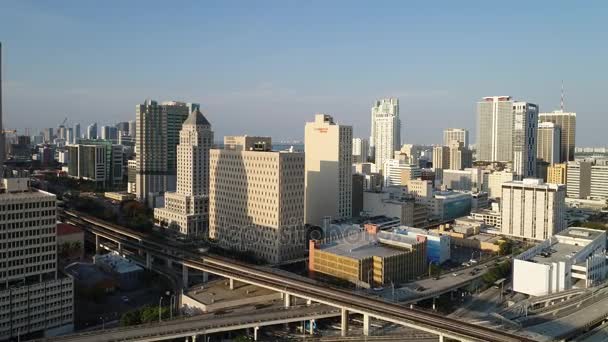 Drone video Downtown Miami och metrorail — Stockvideo