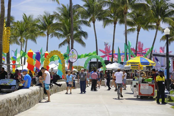 Parada dumy gejowskiej w Miami Beach i weekend na Ocean Drive — Zdjęcie stockowe