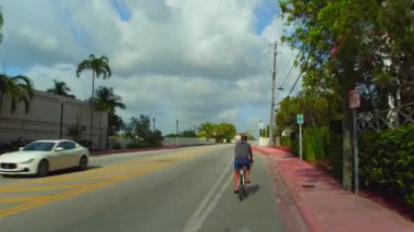 Venedik Causeway Miami Beach üzerinde bisiklet