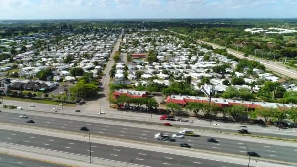 Aéreo por encima de casas remolque — Vídeo de stock