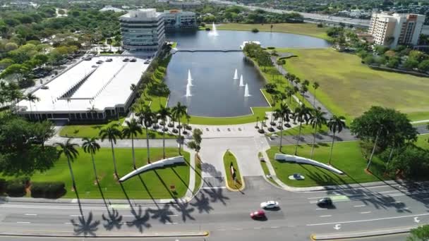 Vidéo aérienne d'un parc d'affaires avec paysage naturel — Video