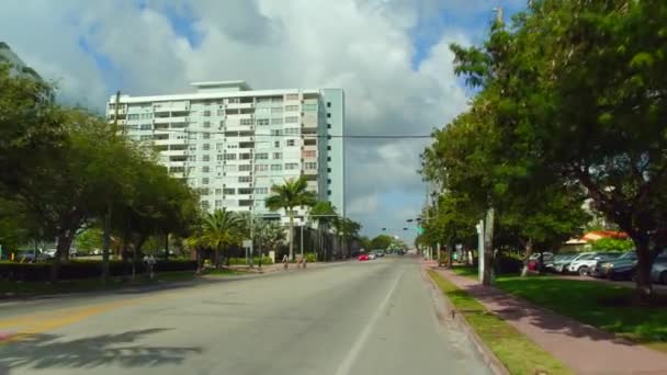 Cykloturistika na benátské hrázi Miami Beach — Stock video