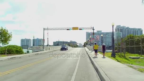 Fietsen op de Venetiaanse Causeway Miami Beach — Stockvideo