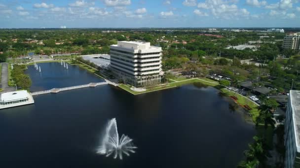 Volando sobre un edificio de oficinas — Vídeos de Stock