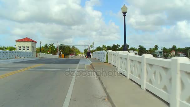 Fietsen op de Venetiaanse Causeway Miami Beach — Stockvideo