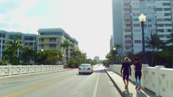 Ciclismo en la Calzada Veneciana Miami Beach — Vídeos de Stock
