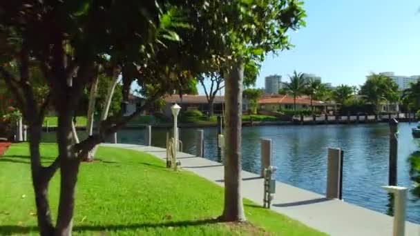 Reveal waterfront dock behind a residential building — Stock Video