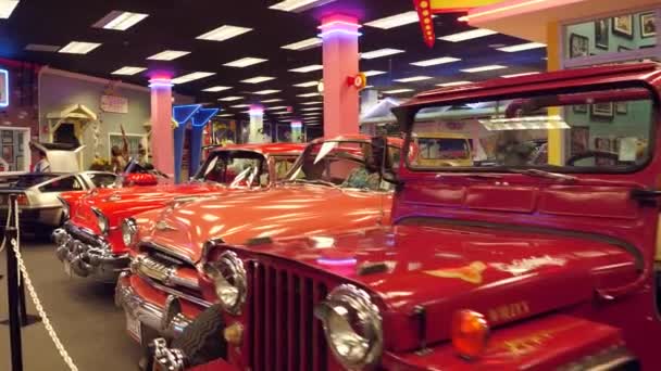 Автомобильный музей Майами Дезер выставил на продажу видеозапись движения — стоковое видео