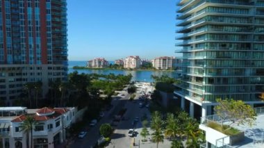 uçan Güney Pointe Park ortaya çıkarmak için binalar arasında