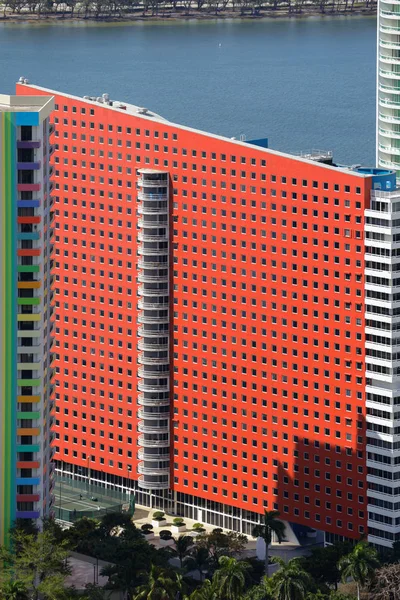 Красное здание на фотографии — стоковое фото