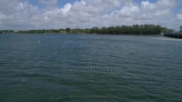 Låg antenn video av Key Biscayne och bay — Stockvideo