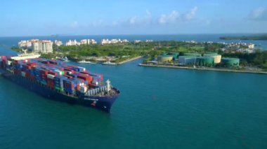 Bir kargo gemisi hükümet kesmek Miami Beach içinde hava video