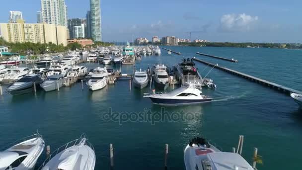 Aerial video lyx yachter Miami Beach Marina — Stockvideo