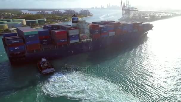 Drone in orbita attorno a una nave da carico a Miami 4k 60p — Video Stock