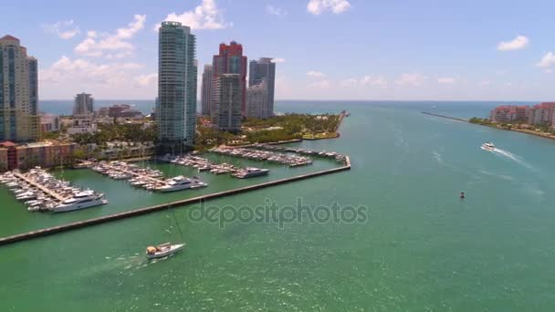 Aproximación aérea Miami Beach Marina 4k 60p — Vídeo de stock